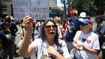 Venezolanos protestaron en Caracas contra el secretismo del diálogo entre el chavismo y un sector de la oposición