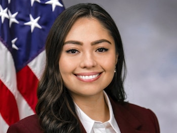 A senadora Kristen González promove legislação para responsabilizar diretamente as empresas pelos danos causados por chatbots de inteligência artificial.