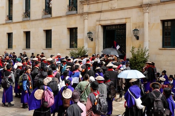 Indígenas de la etnia misak protestan por la expropiación de una parte de su territorio este martes, frente a la Cancillería de Colombia en Bogotá (Colombia). EFE/ Mauricio Dueñas Castañeda