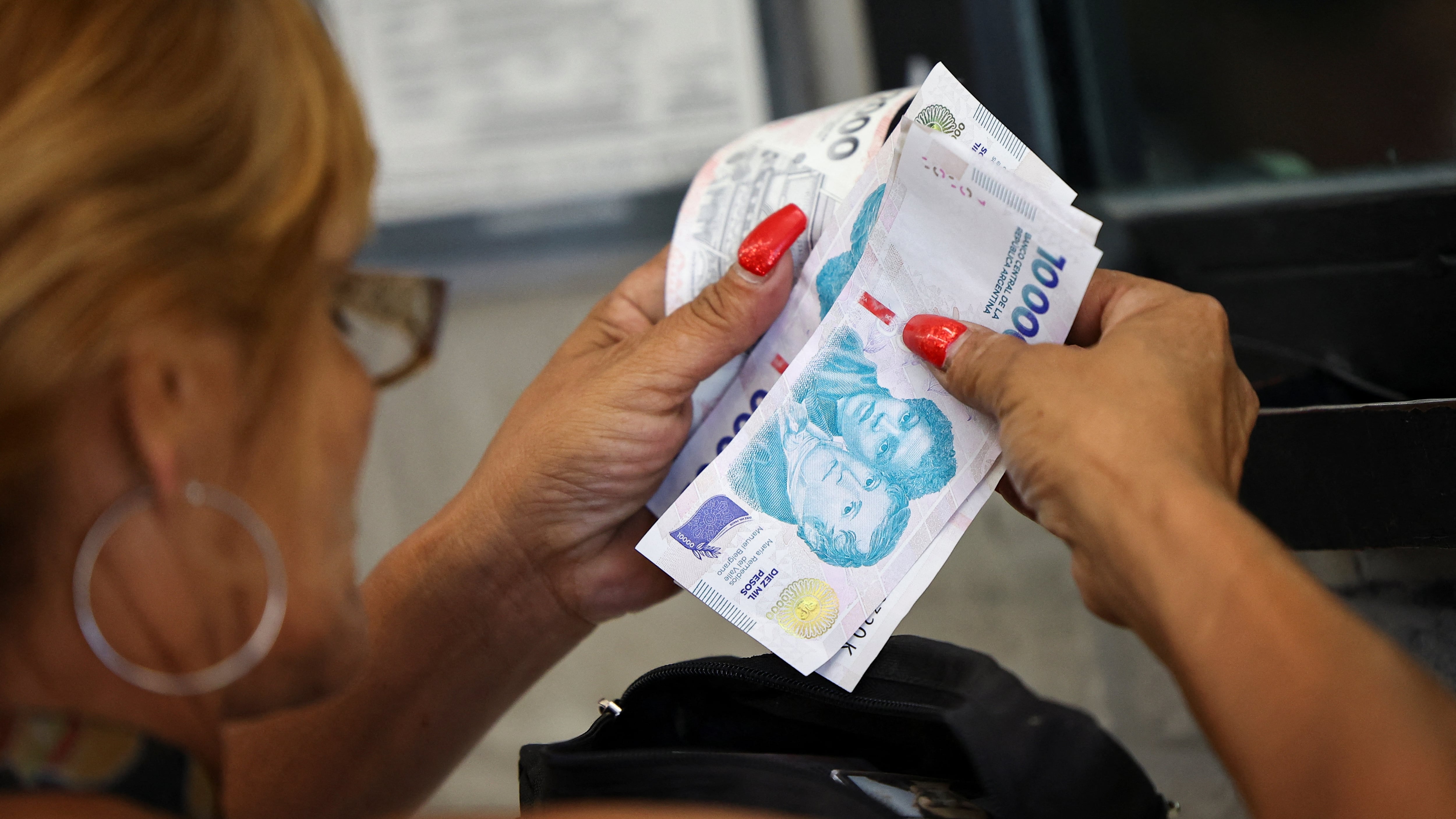 El ingreso disponible de 14,5 millones de personas cayó 0,5% mensual en junio y 6,9% interanual. REUTERS/Agustin Marcarian