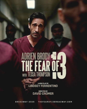Póster de la obra "The Fear of 13". Adrien Brody mira al frente, vestido de borgoña, con personas borrosas detrás. Texto promocional en blanco sobre fondo oscuro