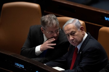 El primer ministro de Israel, Benjamin Netanyahu, habla con el ministro de Educación, Yoav Kisch, en el parlamento israelí. Maya Alleruzzo/Pool Vía REUTERS/Archivo
