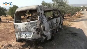 Un minibus destruido durante el