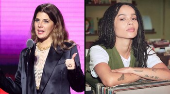 Marisa Tomei ante un micrófono con el pulgar levantado junto a Zoë Kravitz apoyada en discos de vinilo.