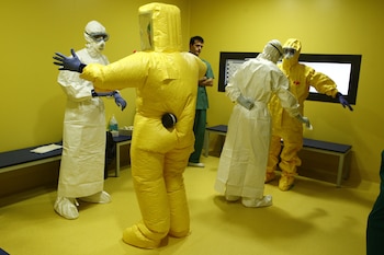 Imagen de archivo de sanitarios se equipan en la Unidad de Aislamiento de Alto Nivel en el Hospital Gómez Ulla de Madrid