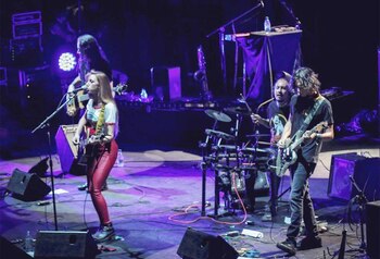 Denisse Romano se presentó en el Teatro Gran Rex, convocada por Manuel Carrasco y sus músicos para ser telonera en el show que el español dio en Buenos Aires en el marco de su gira "La Cruz del Mapa". La artista callejera, que saltó a la fama en "ShowMatch", está finalizando la grabación de su primer disco como cantautora, en los estudios del productor e ingeniero de sonido Álvaro Villagra