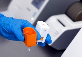 Una especialista opera una maquina