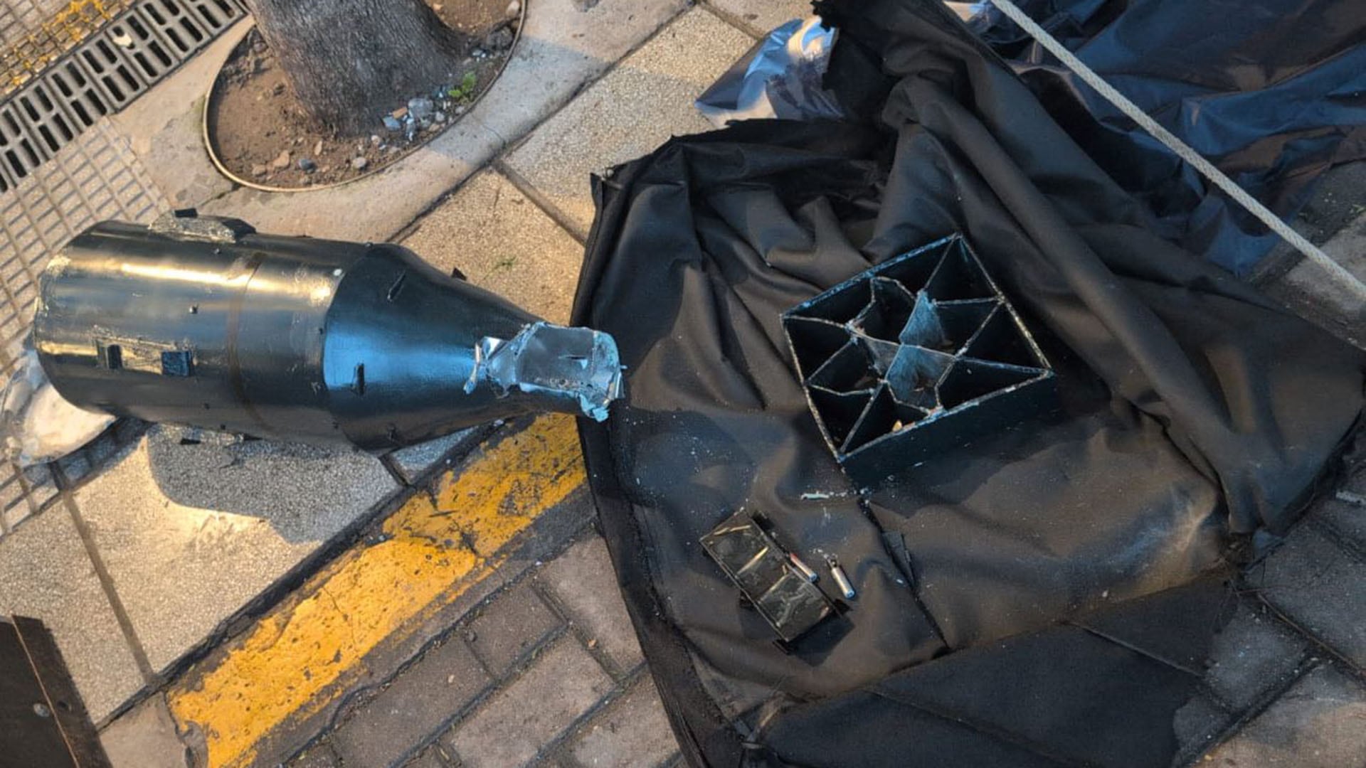 Un dispositivo que generó una falsa alarma de bomba es examinado en el suelo frente a la Cámara Criminal y Correccional.