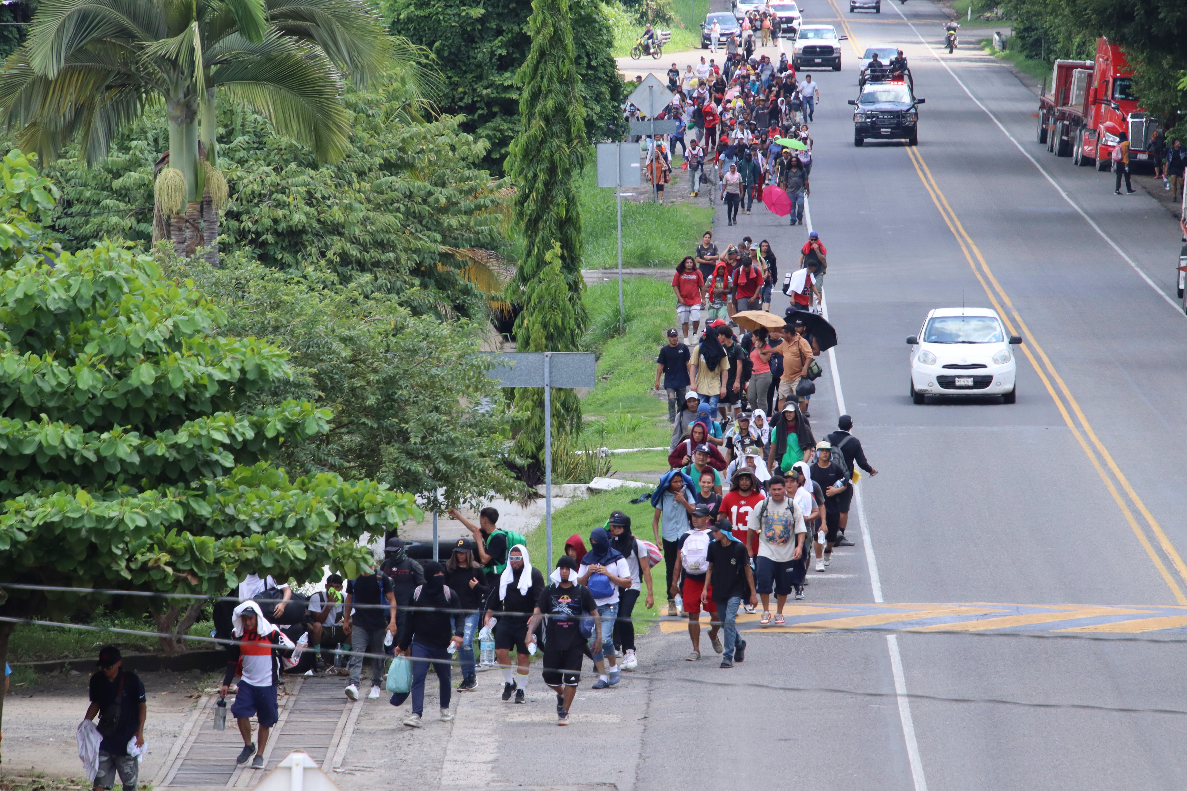 Unos 300 migrantes de la caravana Fe y Esperanza ingresaron a Tapachula tras cruzar la frontera sur de México. (EFE/Juan Manuel Blanco)