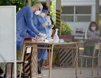 En los casos confirmados, de