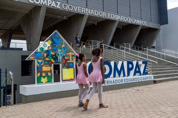 Fotografía del 4 de octubre de 2019 que muestra a dos niñas llegando a una práctica de ballet en un Compaz, uno de los modernos centros comunitarios que reúnen asistencia social, bibliotecas, deporte y cultura, en Recife (Brasil). EFE/ Carlos Ezequiel Vannoni/Archivo