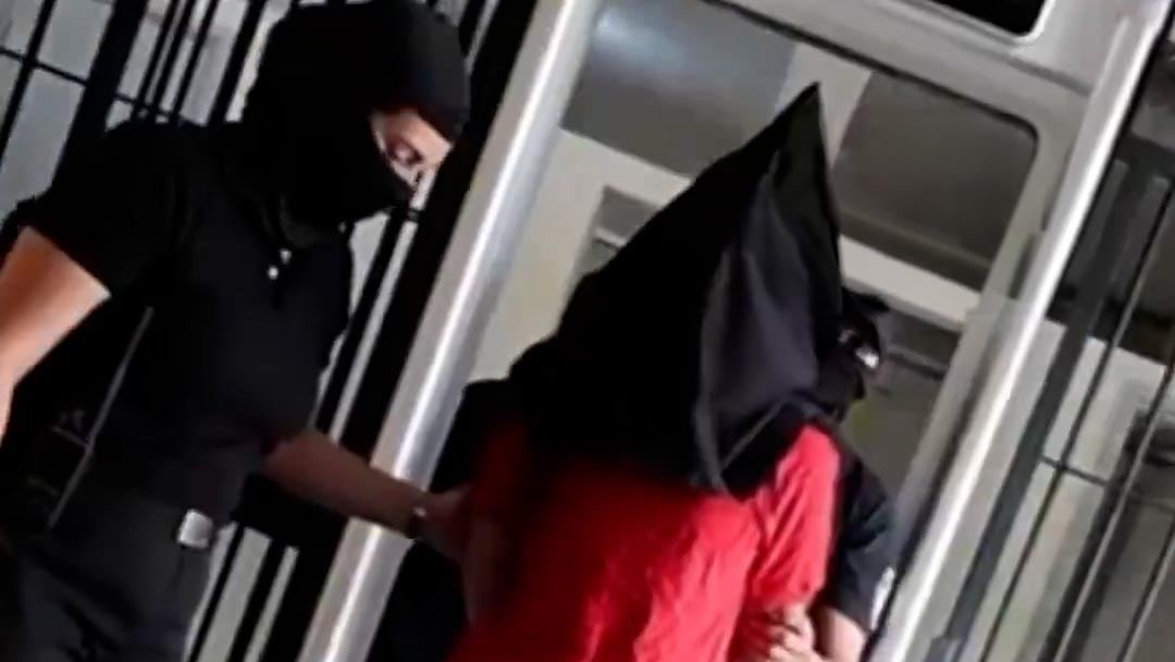 García Troche, expareja del narcotraficante Sebastián Marset, es trasladada bajo custodia en una cárcel de Paraguay, en medio de un operativo de seguridad