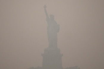 El humo de los incendios forestales de Canadá mantiene bajo monitoreo la final del Mundial 2026 en el MetLife Stadium de Nueva Jersey (AP Foto/Yuki Iwamura)