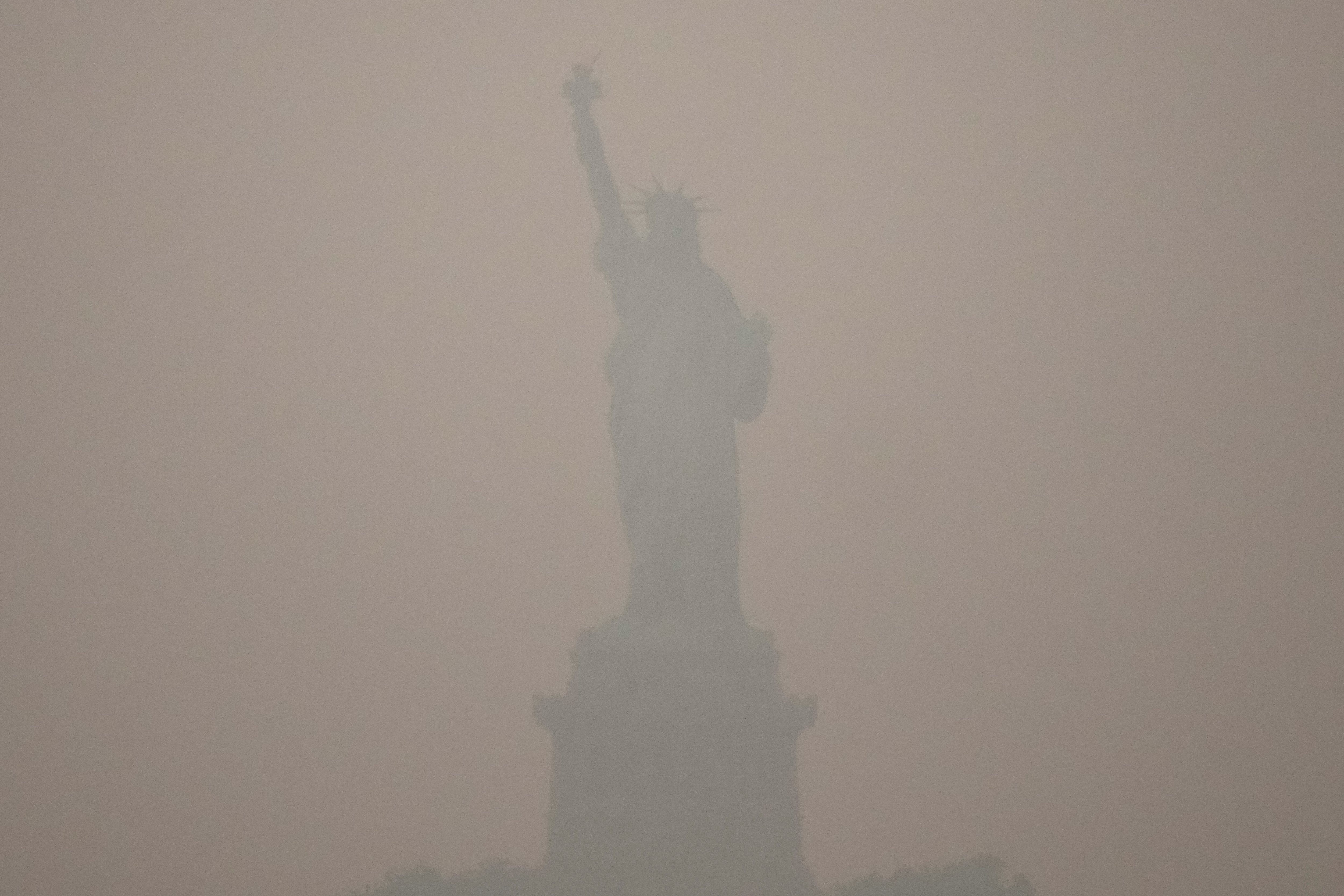 El humo de los incendios forestales de Canadá mantiene bajo monitoreo la final del Mundial 2026 en el MetLife Stadium de Nueva Jersey (AP Foto/Yuki Iwamura)