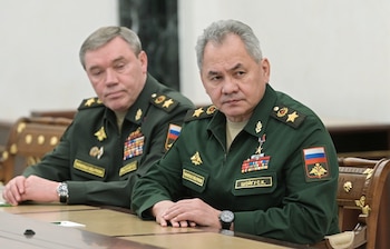 Serguéi Shoigú, ministro de Defensa de Rusia, y el Jefe de las Fuerzas Armadas, Valery Gerasimov (Sputnik/Aleksey Nikolskyi/Kremlin via REUTERS)