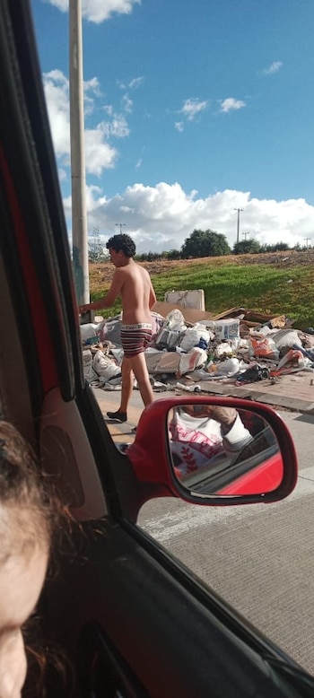 Los sujetos fueron obligados a pasear sin ropa, aunque algunos consideraron que no fue suficiente - crédito Pasa en Bogotá / X