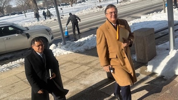 Marcelo Ebrard saliendo de su