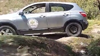 Vehículo con el logo de