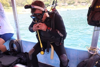 La operación de rescate en Panajachel movilizó a 35 rescatistas y una patrulla canina especializada, destacando la innovación en emergencias acuáticas. (Cortesía: Bomberos Voluntarios)