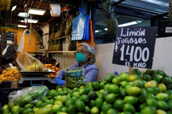 Una mujer vende limones en