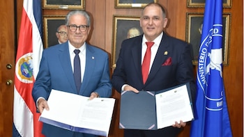 Costa Rica y Panamá crean carné sanitario binacional para garantizar atención médica a trabajadores ngäbe-buglé