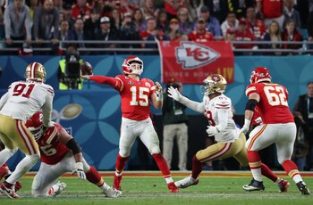 Mahomes en acción durante el último Super Bowl. Ahora firmó el contrato más rico en la historia del deporte profesional (REUTERS/Shannon Stapleton)