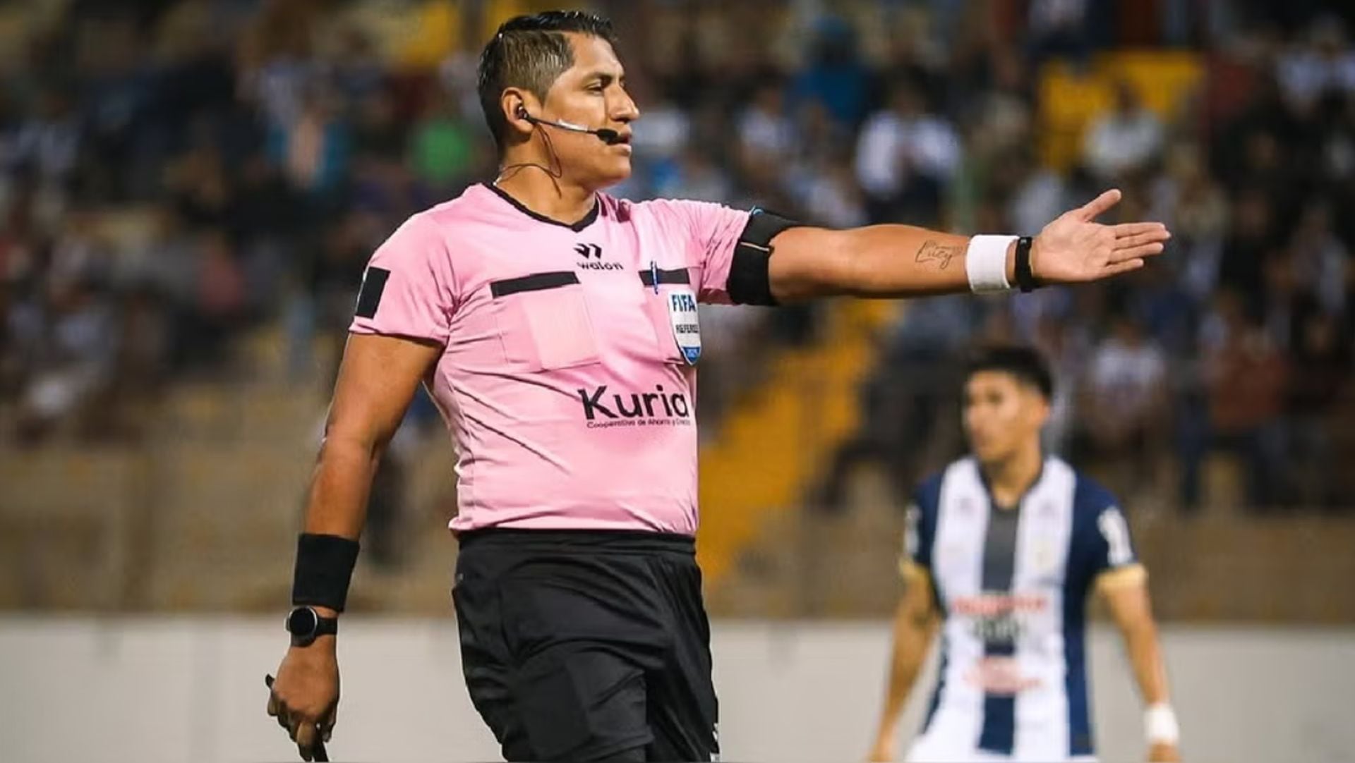 La CONAR alista cambios en el arbitraje peruano para 2027. Según Fútbol Satélite, Daniel Ureta y Michael Espinoza dejarían de portar la insignia FIFA, mientras la lista de posibles salidas sigue bajo evaluación. (Conar)