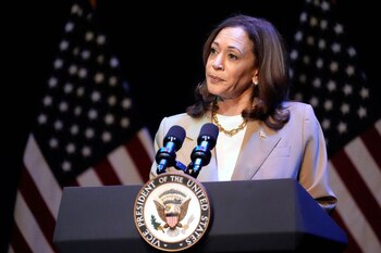 Kamala Harris durante un acto
