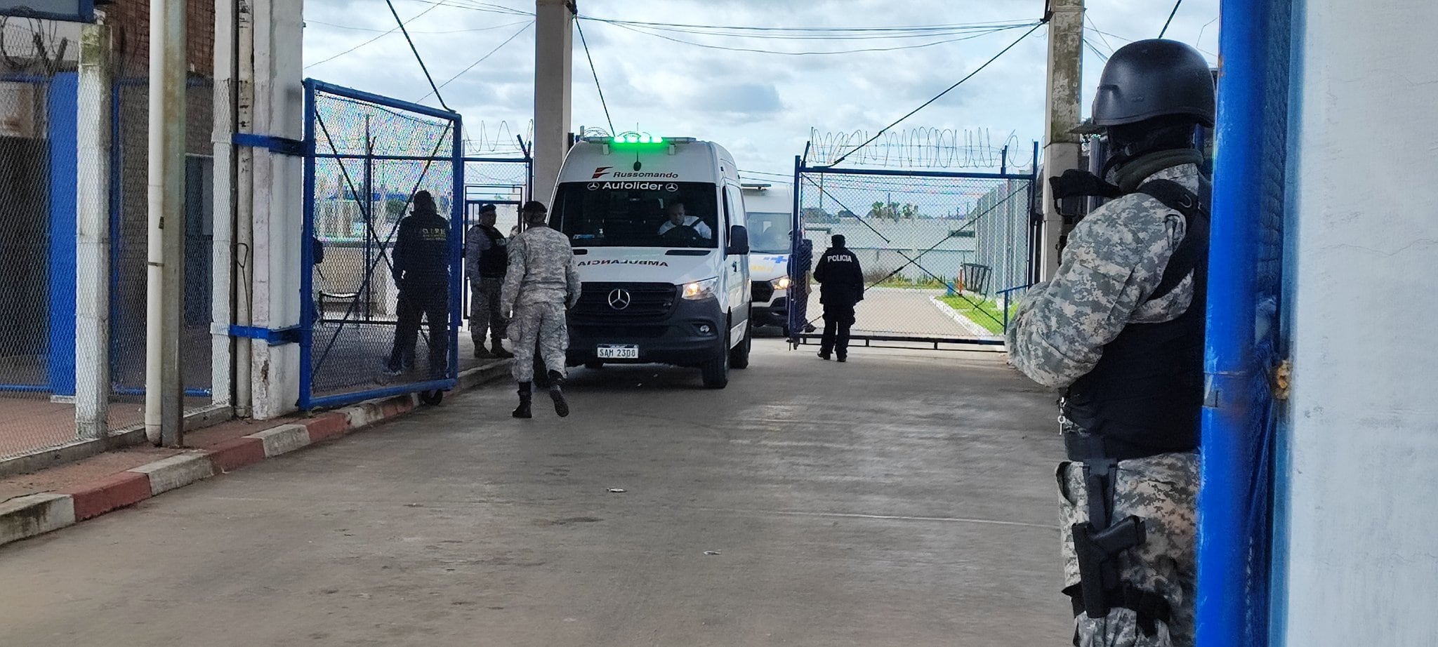 Una ambulancia en la puerta del Comcar, una de las cárceles más peligrosas de Uruguay (@LeoPedrouza)