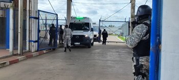 Una ambulancia en la puerta del Comcar, una de las cárceles más peligrosas de Uruguay (@LeoPedrouza)