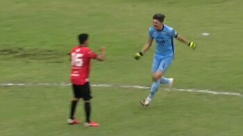 Gol del arquero en Paraguay
