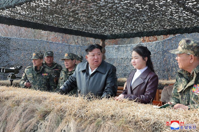 Kim Ju-ae, la “amada” hija y posible sucesora del dictador Kim Jong-un, reapareció en una visita a un mausoleo familiar en Pyongyang