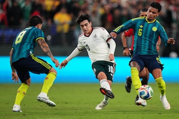 El mexicano Gilberto Mora patea el balón frente a Gustavo Puerta y Richard Rios de Colombia en el encuentro amistoso del sábado 26 de septiembre del 2026. (AP Foto/Stephanie Scarbrough)