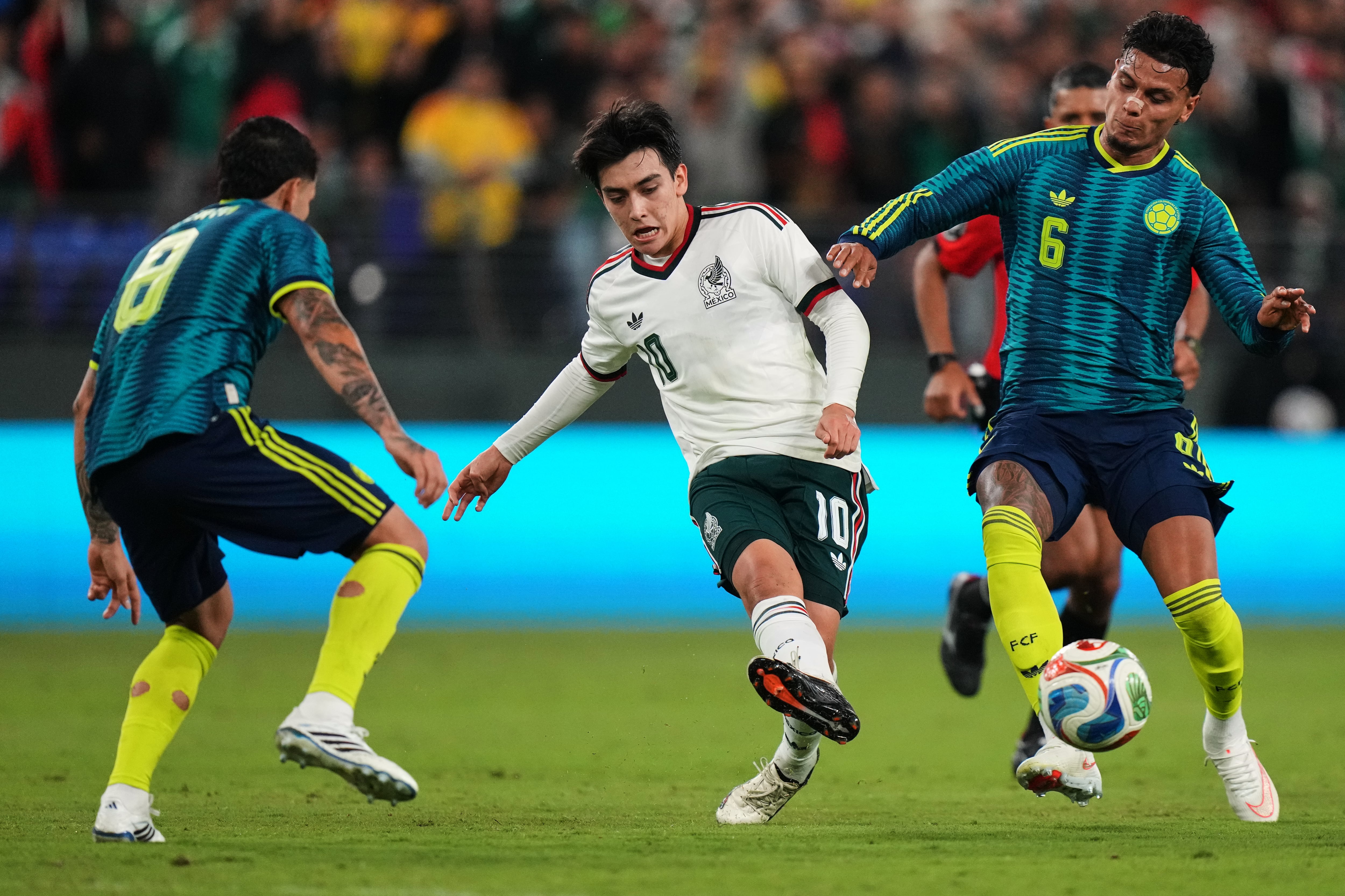 El mexicano Gilberto Mora patea el balón frente a Gustavo Puerta y Richard Rios de Colombia en el encuentro amistoso del sábado 26 de septiembre del 2026. (AP Foto/Stephanie Scarbrough)