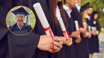 Una anciana se gradúa con