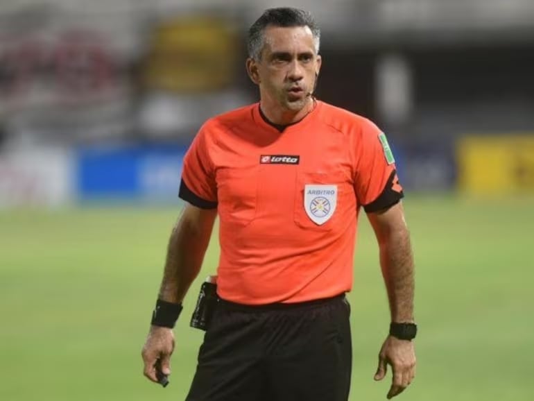 Árbitro Universitario x Nacional na data 3 da Copa Libertadores. Cor: Cor ABC.