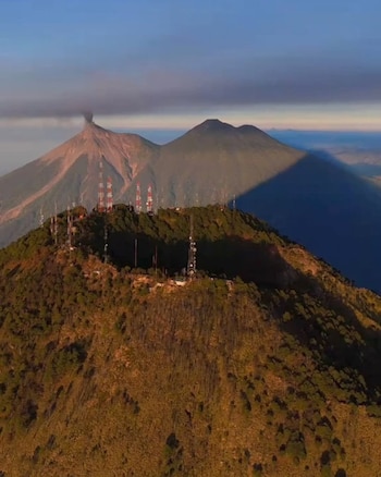 El nombre indígena Chi Q'aq' del Volcán de Fuego alude a "donde hay fuego" y sobrevivió a un intento colonial de rebautizarlo como Santa Catarina.