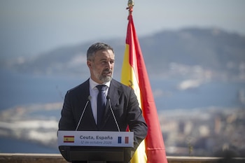 12/10/2026 El presidente de Vox, Santiago Abascal, atiende a los medios en el Mirador Isabel II, a 12 de octubre de 2026, en Ceuta (España). Abascal visita, con motivo del 12 de octubre, la ciudad autónoma para recorrer distintos puntos de la ciudad y comprobar los efectos de la entrada de migrantes registrada los días 30 y 31 de julio. La agenda incluye una comparecencia pública ante los medios y una ofrenda floral organizada por Vox Ceuta en homenaje a quienes dieron su vida por España.
POLITICA
Marcos Moreno - Europa Press