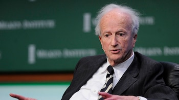 Gary Becker señaló que las leyes no solamente establecen prohibiciones, autorizaciones o sanciones: también modifican los incentivos bajo los cuales las personas actúan (EFE)