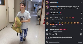 Un niño lleva un peluche y camina por el pasillo de un centro de salud, junto a una captura de pantalla de una publicación de Instagram