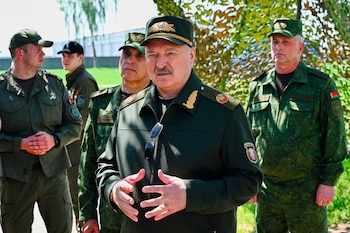 El presidente bielorruso Alexander Lukashenko inspeccionó este jueves los ejercicios nucleares conjuntos en el distrito de Asipovichy, donde declaró sobre los misiles Iskander con capacidad nuclear: "Soñé con esta máquina hace mucho tiempo". (Servicio de Prensa Presidencial de Bielorrusia vía Reuters)