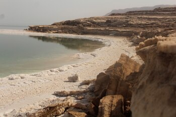Orillas del Mar Muerto, con los restos de sal acumulada. El aumento de desprendimientos por la sal acumulada de un Mar Muerto que se va secando se ha tragado tramos de carretera, playas o complejos turísticos, y genera socavones en forma de cráter en un paraje único que mengua por el calentamiento global. EFE/Joan Mas