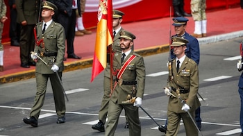 Los integrantes de la delegación militar española posaron para fotos y conversaron con asistentes, destacando la calidez y el entusiasmo del público peruano durante las celebraciones.
