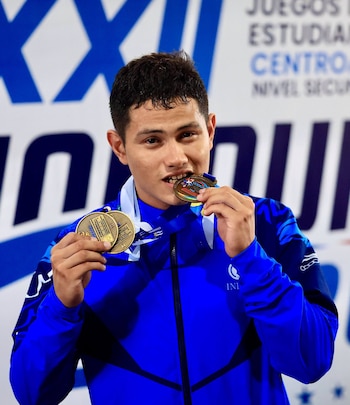 Axel Jovel y David Herrera aportaron seis oros a El Salvador en levantamiento de pesas tras ganar sus categorías de 77 y 85 kilogramos. (Foto cortesía INDES)