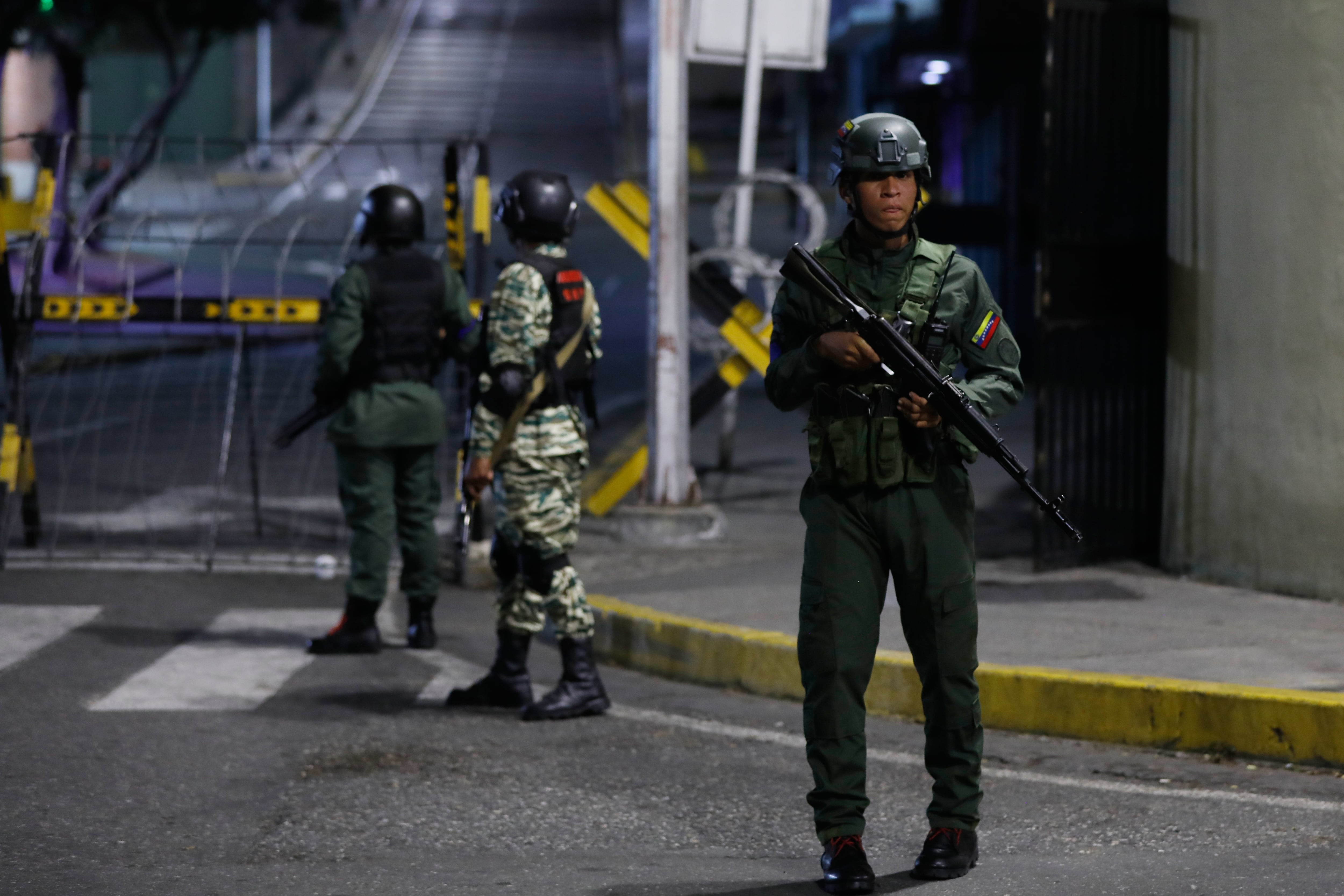 Soldados custodian los alrededores del palacio presidencial de Miraflores tras las explosiones en Caracas. El silencio del aparato comunicacional chavista en las horas siguientes sugiere una disrupción en la cadena de mando. (AP Photo/Cristian Hernandez)