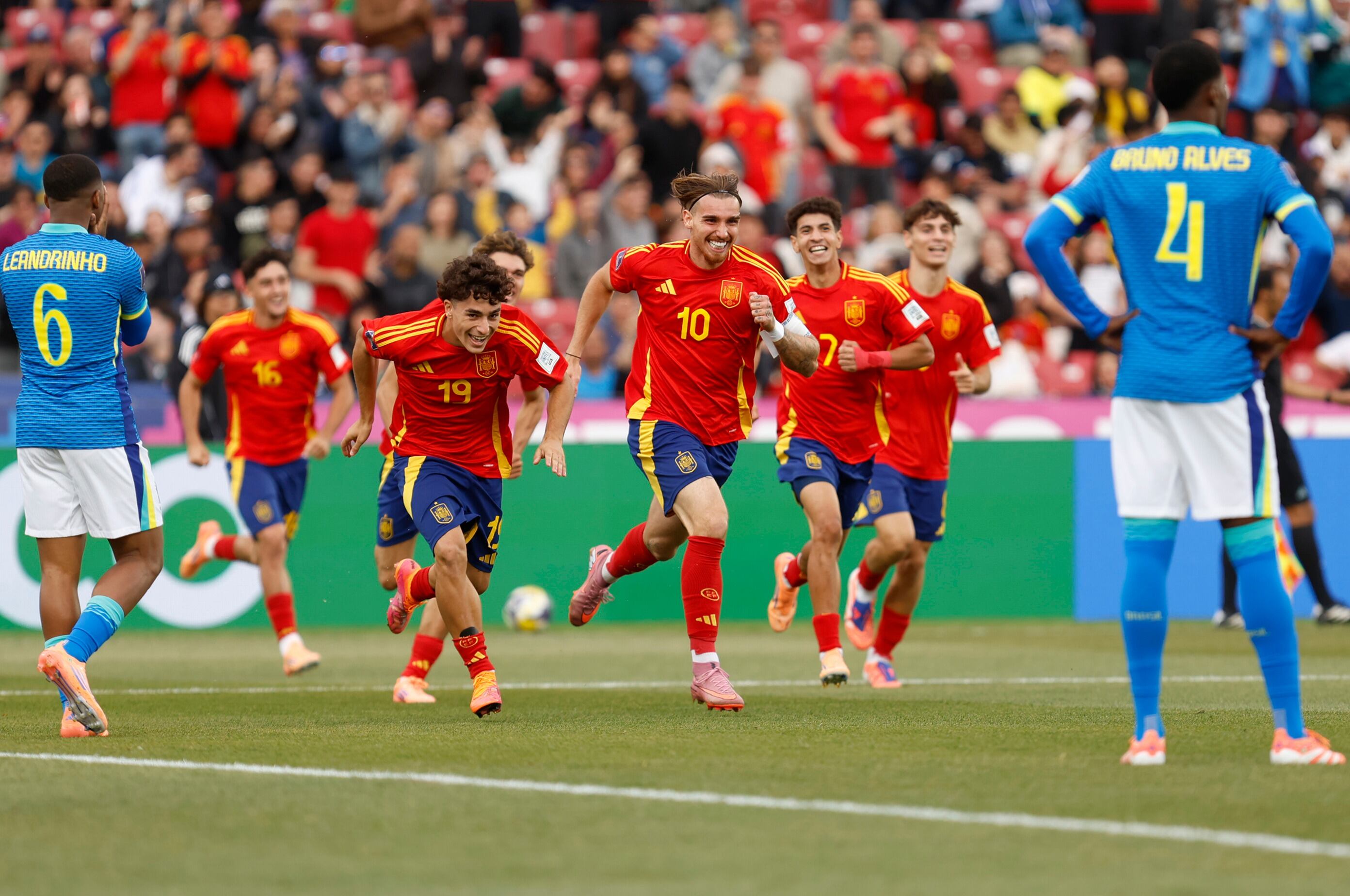 Iker Bravo, el autor del tanto de España, le dio una vida más a la Roja en el Mundial (@SEFutbol)