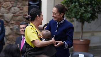 La presidenta de México compartió con mexicanos en España. (Foto: Presidencia)