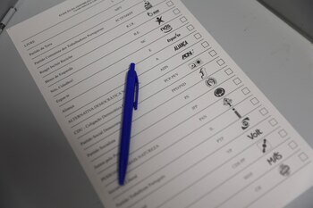 Los logotipos de los partidos políticos se ven en una papeleta en un colegio electoral durante las elecciones generales de Portugal en Lisboa, Portugal. REUTERS/Rodrigo Antunes