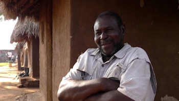 Musa Hasahya Kesera vive rodeado