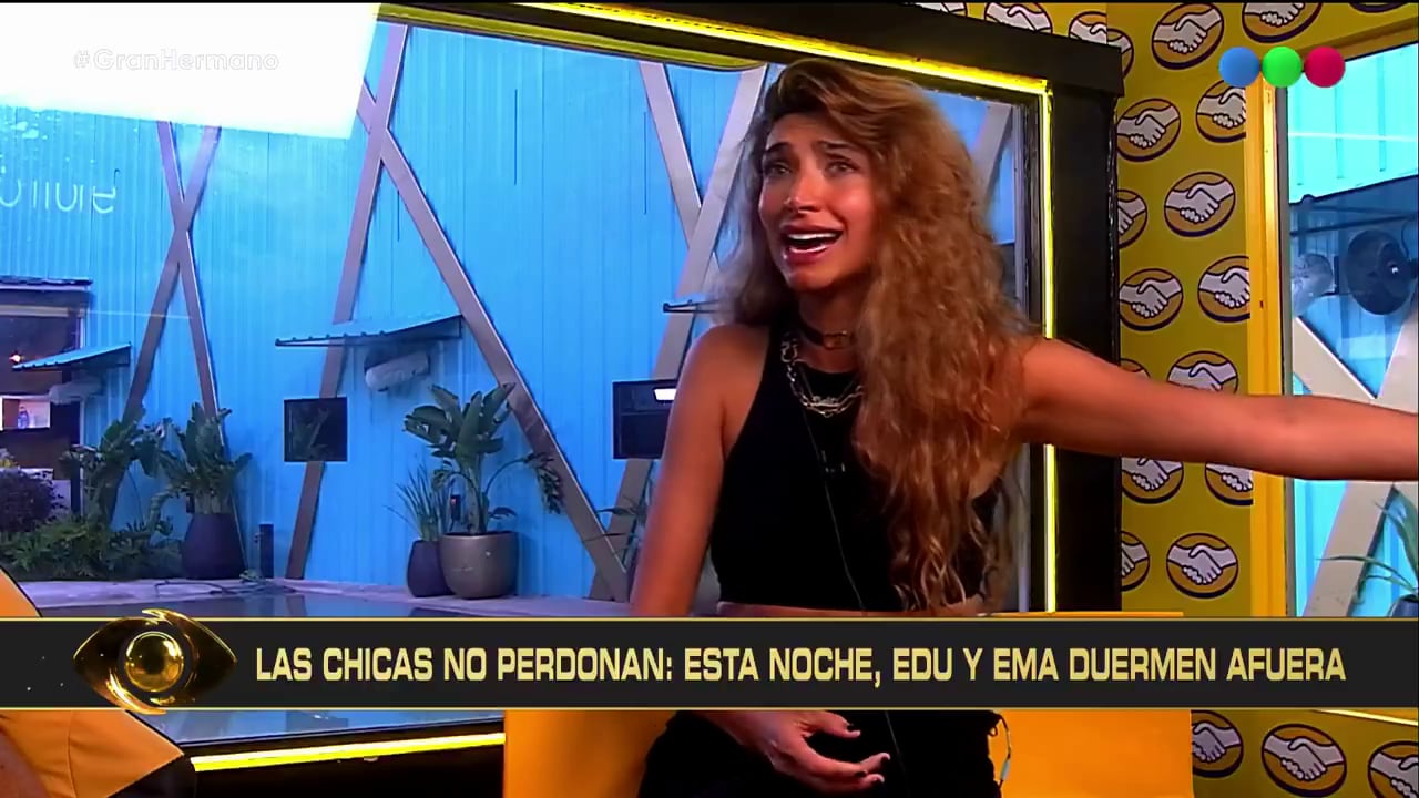 “Le tiran flores a la que me estuvo atacando hace dos días. ¿En qué quedamos?”, arrojó indignada Solange